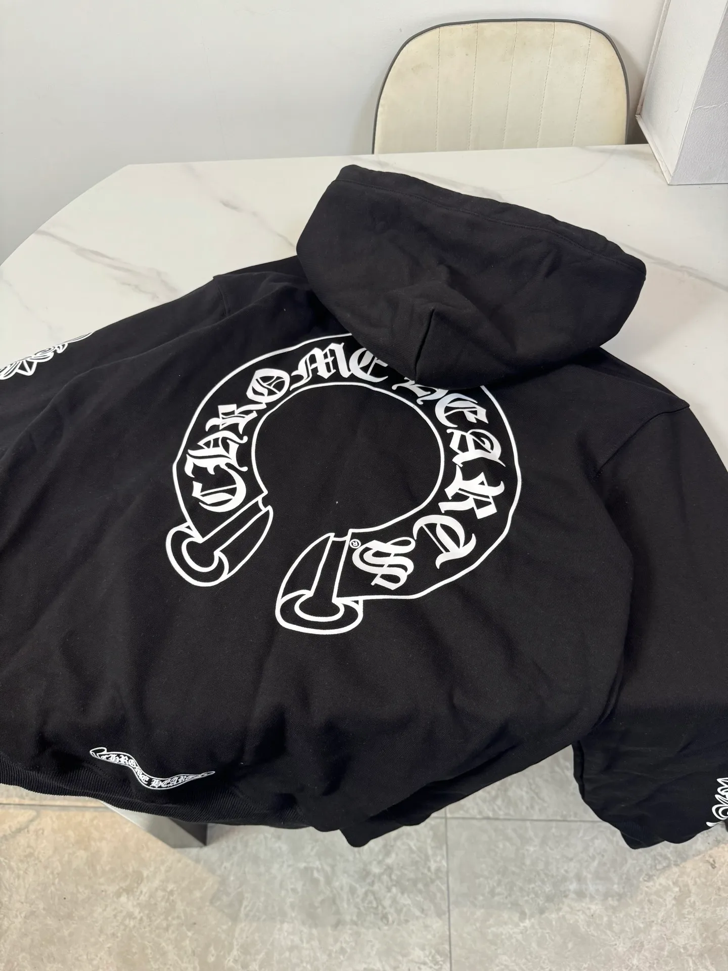 P280 Style number: S107 ChromeHearts 25 early autumn floral arm horseshoe hooded sweatshirt Sanskrit letter rattan flower cross horseshoe hooded sweatshirt The fabric is made of 440g pure cotton terry with matching threads Imported printing Original custom-made Hardware Color: Black Size: S-XL